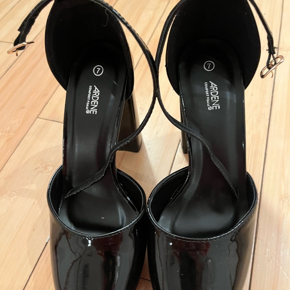 High- heels - Picture 3 of 4